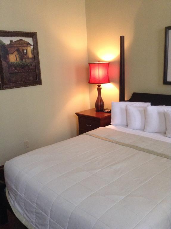 The Prytania Oaks Hotel New Orleans Room photo